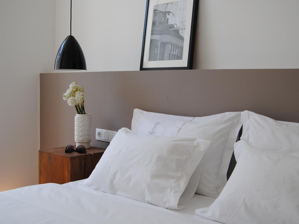 The 8 - Downtown Suites Lisboa Oda fotoğraf A bed with two pillows