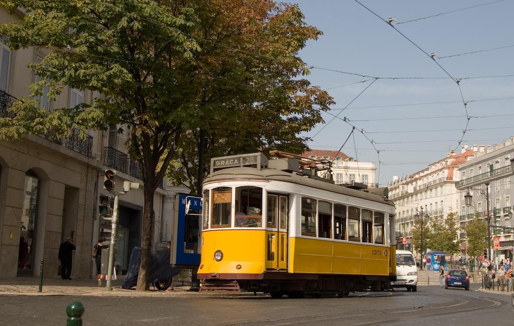 The 8 - Downtown Suites Lisboa Dış mekan fotoğraf A historic tram in Munich